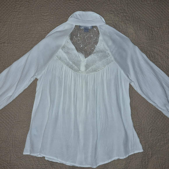 White Lace-Back Ruffle Button-Up Blouse - Picture 4 of 7